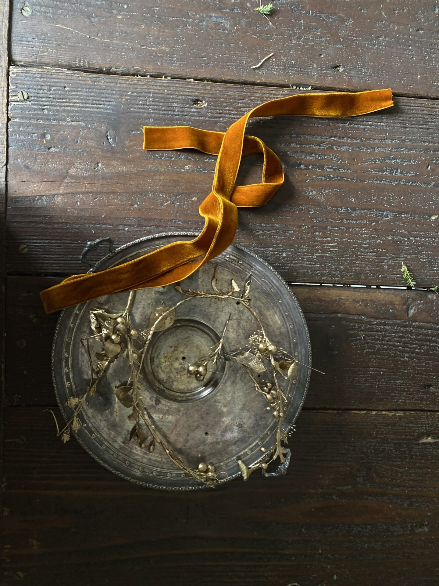 三重県津市 花屋 chelban [シェルバン] ベルベットのリボンとゴールドの花冠